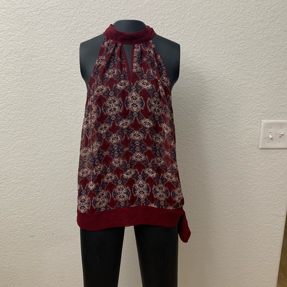 Sleeveless neck buttoned flowy top